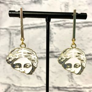 βοΈ Statue Face Gold Bar Stud Earrings
